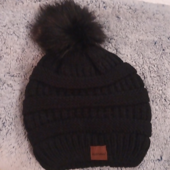 Hatromm Accessories - Hatromm black winter hat for the cold winter months